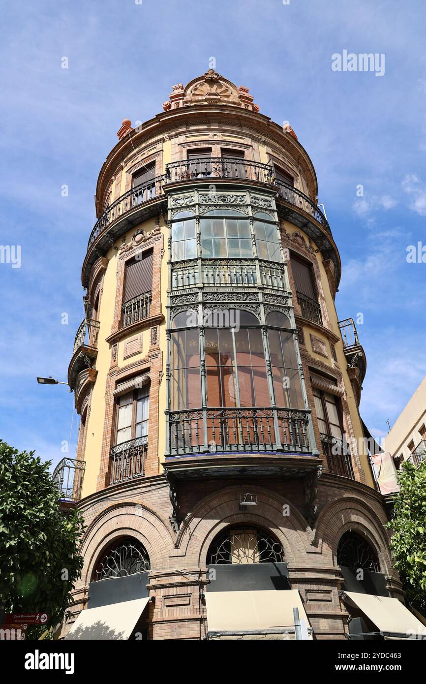 Edificio dietro l'angolo in Calle Castelar a Siviglia, Andalusia, Spagna Foto Stock