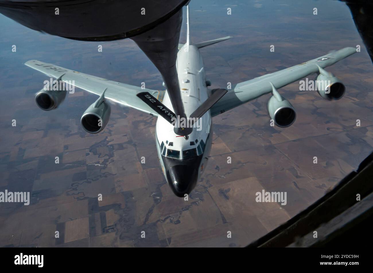 Un aereo WC-135 Constant Phoenix, assegnato al 55th Wing, si avvicina ad un aereo KC-135 Stratotanker, assegnato al 92nd Air Refueling Wing, a. Foto Stock