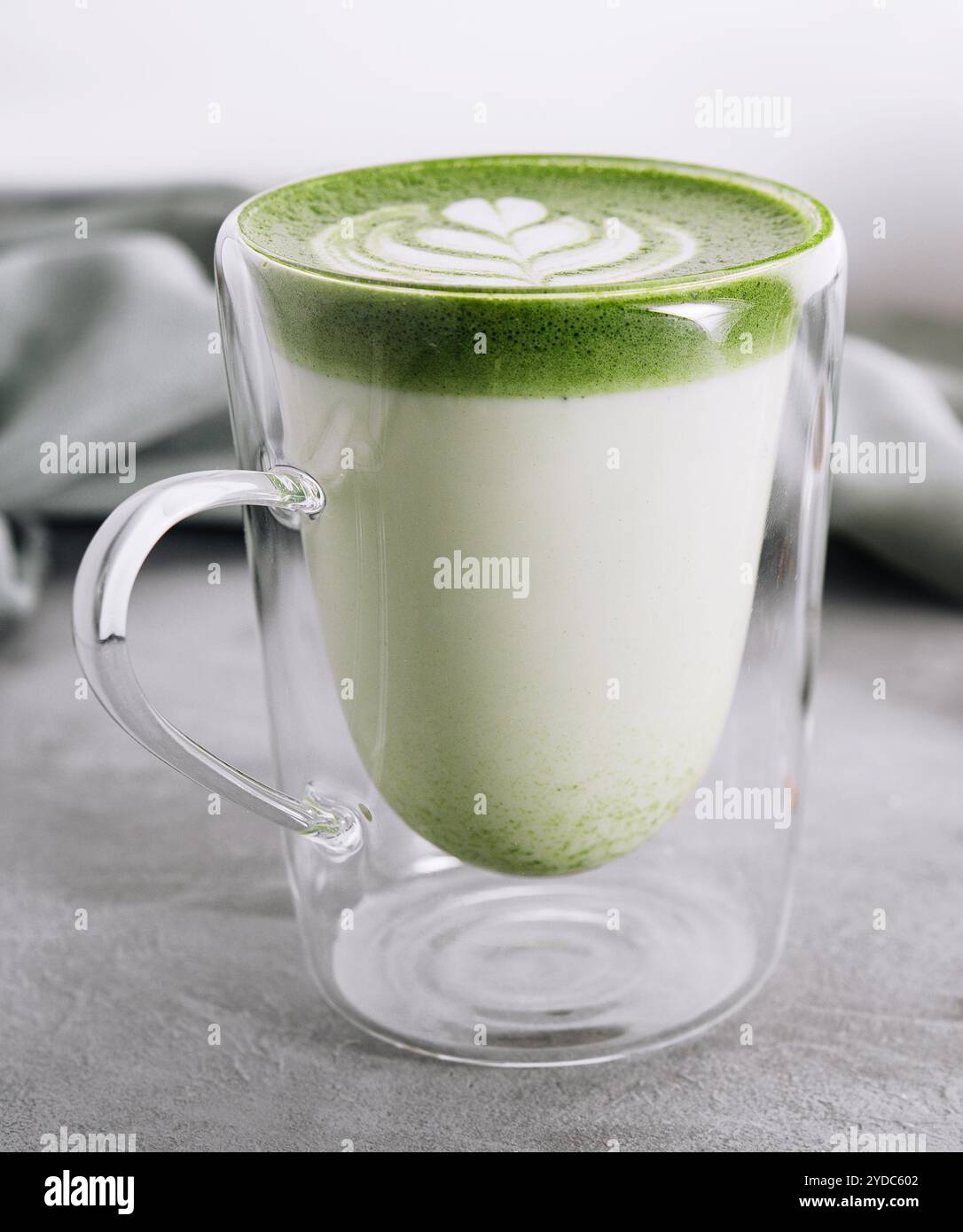 Latte matcha verde con pistacchi da vicino Foto Stock