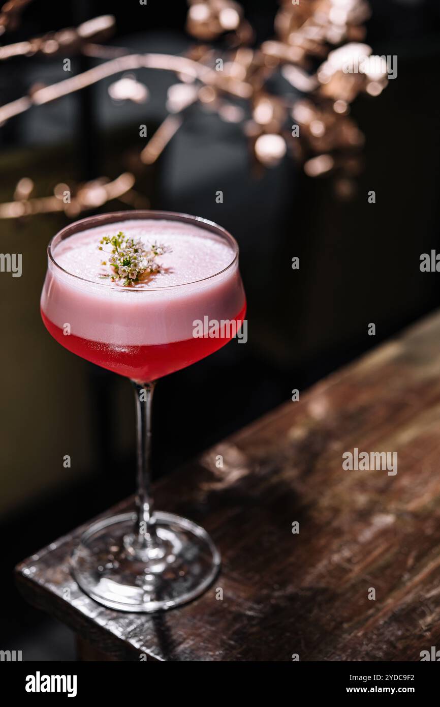 Cocktail alcolico rosa signora da vicino Foto Stock