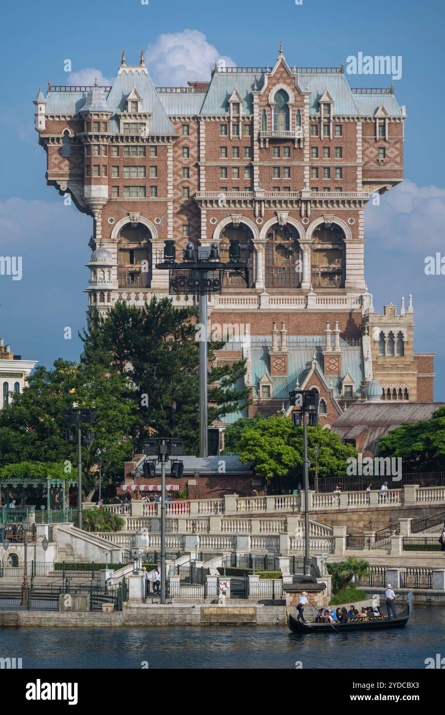 Si tratta di una vista della Torre del terrore, una famosa attrazione e corsa al parco divertimenti DisneySea Tokyo il 13 giugno 2023 a Tokyo, Giappone Foto Stock