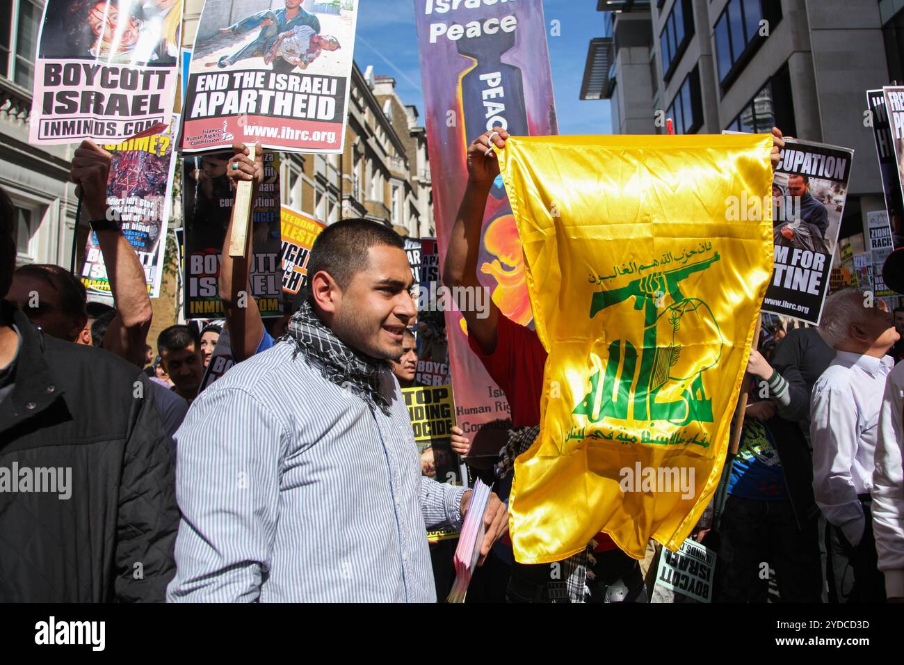 Londra, Regno Unito. 3 giugno 2010. Una bandiera di Hezbollah viene issata durante una protesta pro-Palestina nel centro di Londra il 3 giugno 2010, quando il Regno Unito riconobbe l'apparato politico di Hezbollah come legittimo attore non statale. Tuttavia, nel marzo 2019, il Regno Unito ha designato Hezbollah nella sua interezza (non solo la sua ala militare ma anche il suo apparato politico) come organizzazione terroristica, e sostenere Hezbollah è diventato un reato. Hezbollah, che in arabo significa "Partito di Dio", è un partito politico islamico sciita e un gruppo militante con sede in Libano Foto Stock