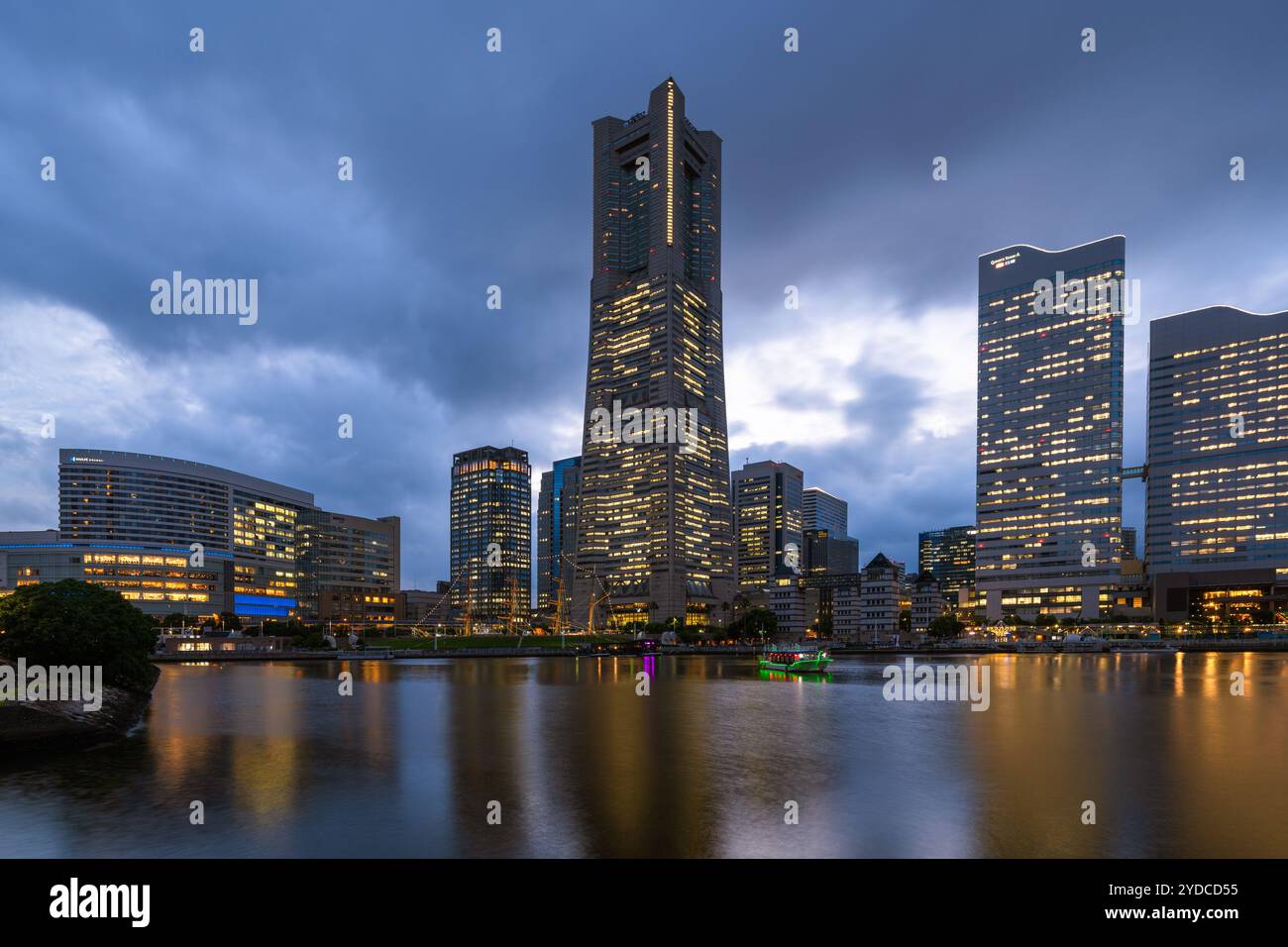 Si tratta di una vista serale del famoso edificio della Torre Landmark e di altri grattacieli in Minato Mirai 21, il quartiere centrale degli affari della citta' su J Foto Stock