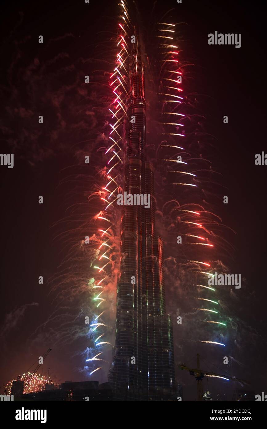 Festeggiamenti di Capodanno fuochi d'artificio al Burj Khalifa di Dubai Foto Stock