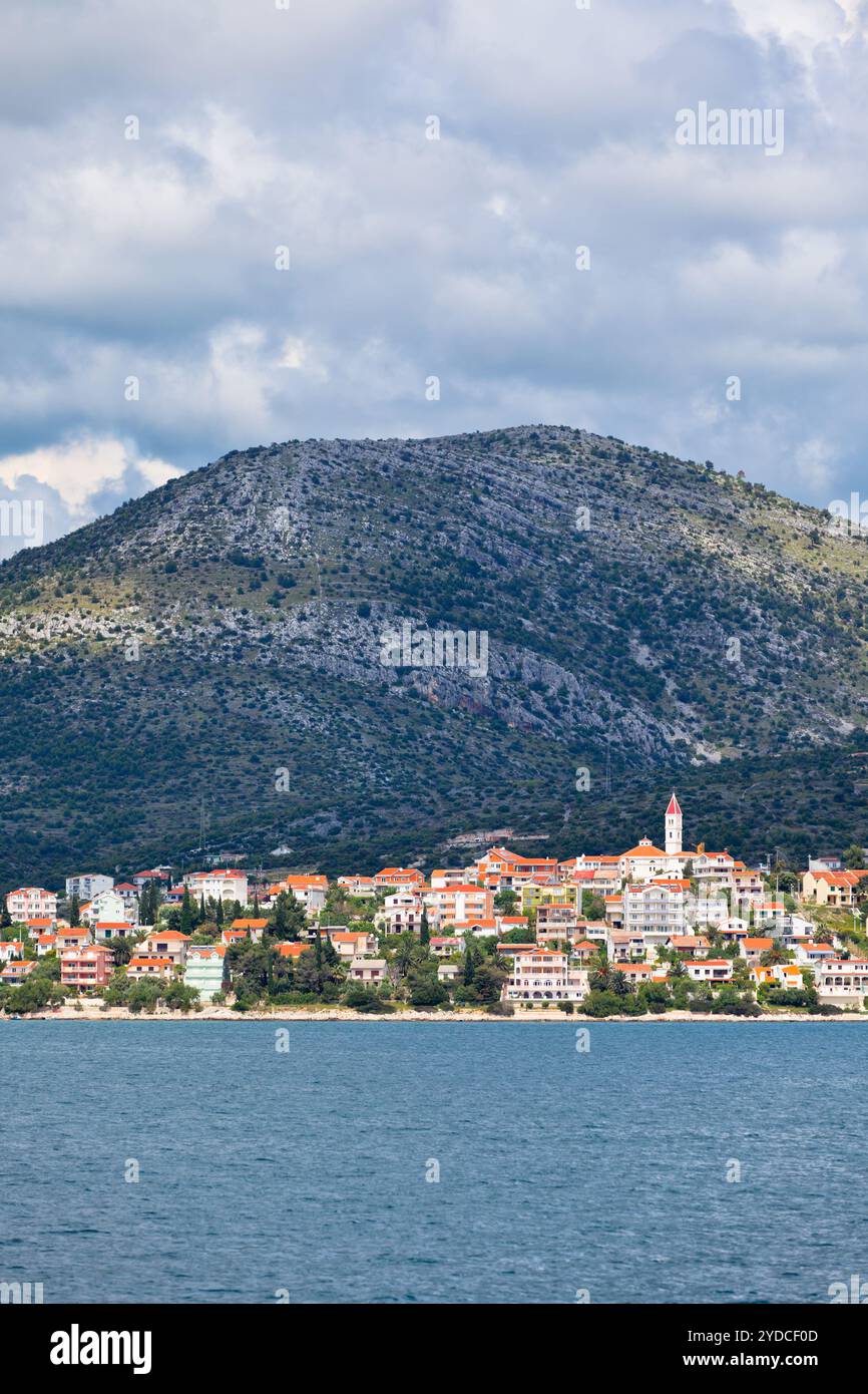 Vista della costa croata dal mare Foto Stock