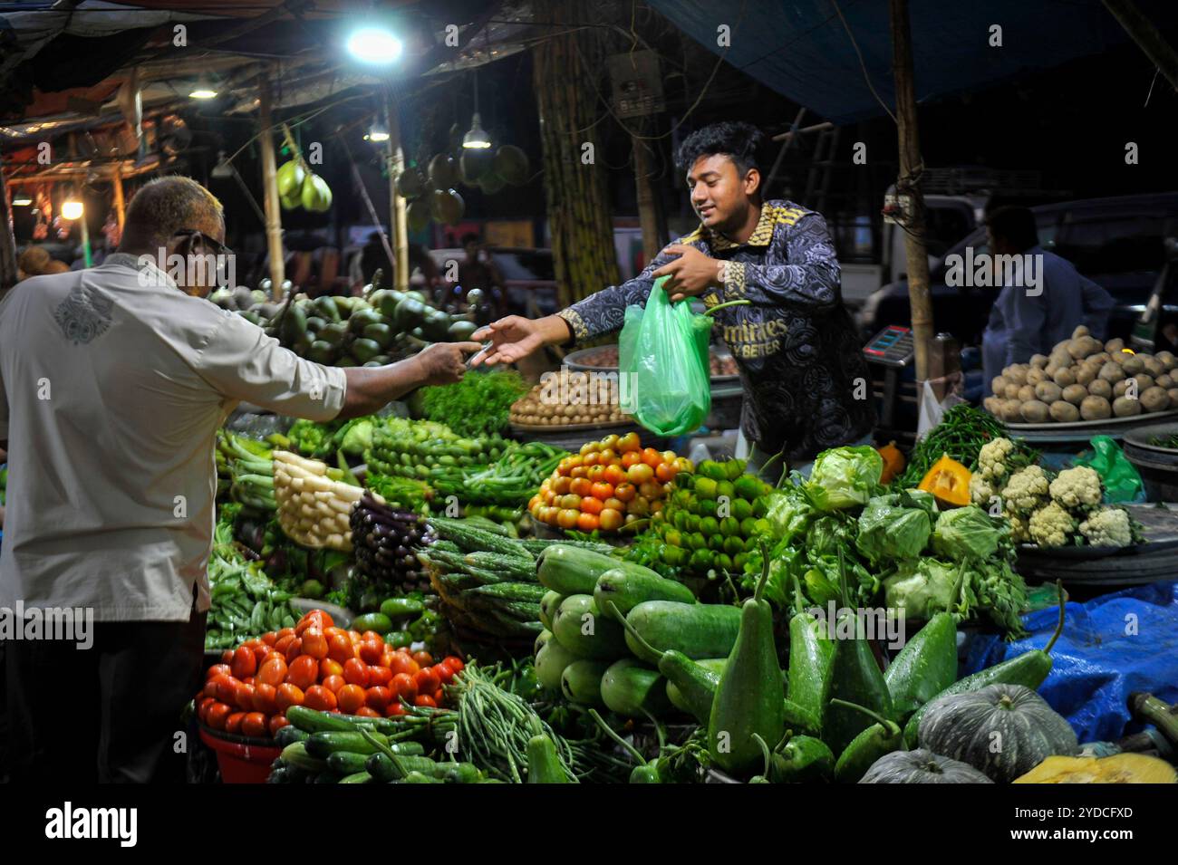 Un mercato di verdure locale a Sylhet. Il governo prevede di vendere alcune verdure a prezzi sovvenzionati a gruppi a basso reddito come parte di un progetto pilota nella capitale. Nell’ambito del piano, verdure come patate, cipolle e peperoncini verdi saranno acquistate direttamente dagli agricoltori e vendute attraverso le vendite all’aperto (OMS) in luoghi designati in zone a basso reddito. Sylhet, Bangladesh. Foto Stock