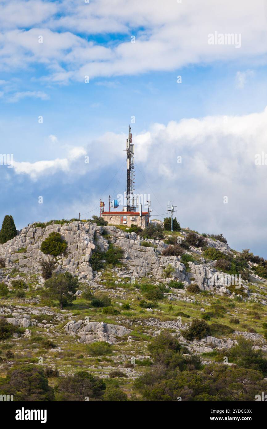 Una torre di comunicazione radio su una collina di pietra Foto Stock