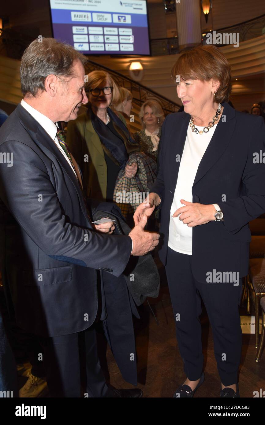 Dr med. Johannes Zwick Hildegard Mueller, Praesidentin des Verbands der Deutschen Automobilindustrie, Muenchen 25.10.2024 Hotel Bayerischer Hof, Festsaal Generalversammlung des Wirtschaftsbeirates Bayern motto Deutschland und Europa in einer Welt in Aufruhr Die Unternehmen schlagen Alarm. Der Standort Deutschland faellt zurueck. Investitionen machen ein Bogen um unser Land. Muenchen *** Dr. Med Johannes Zwick Hildegard Mueller, Presidente dell'Associazione tedesca dell'industria automobilistica, Monaco di Baviera 25 10 2024 Hotel Bayerischer Hof, Festsaal Assemblea generale del Consiglio consultivo economico bavarese Foto Stock