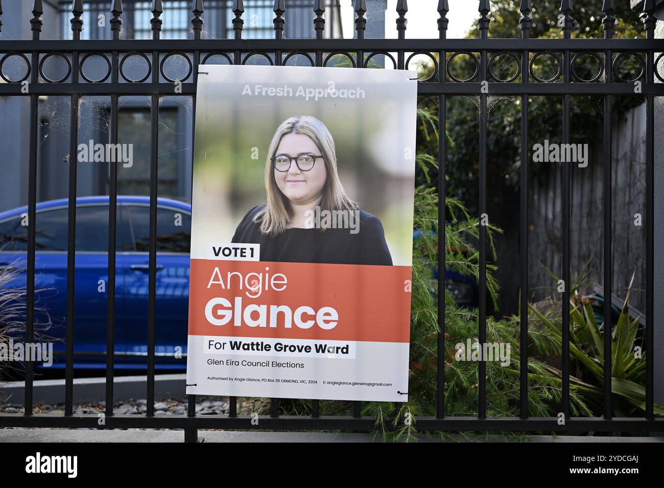 Firma Promoting Angie Glance, un candidato per Wattle Grove Ward nelle elezioni del consiglio della città di Glen Eira, su una recinzione fuori da una casa di periferia Foto Stock