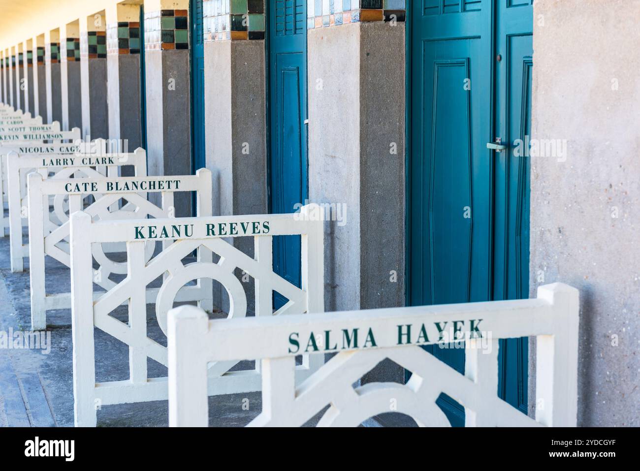 Armadi da spiaggia con nomi famosi a Deauville, Francia Foto Stock