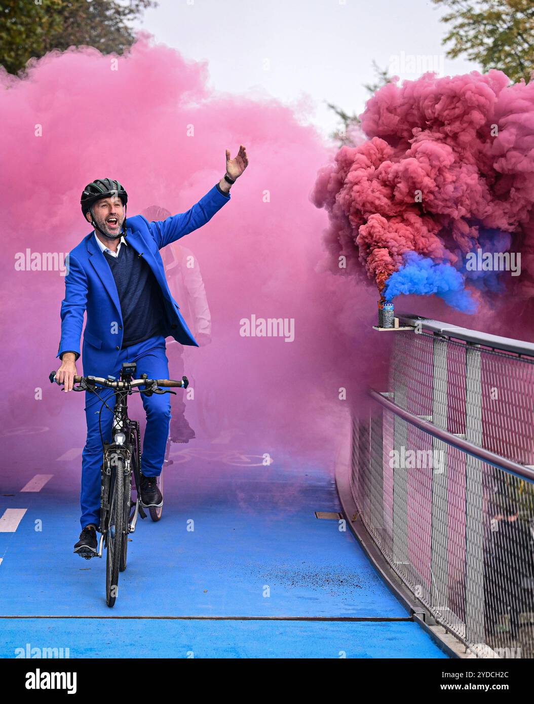 Tuebingen 16.10.2024 Tuebingens Oberbuergermeister Boris Palmer eroeffnet mit viel Rauch auf dem Fahrrad die 365 Metern lange Radbruecke West nach zweieinhalb Jahren Bauzeit. *** Tuebingen 16 10 2024 Tuebingens Lord Mayor Boris Palmer apre il ponte ciclabile Radbruecke West lungo 365 metri dopo due anni e mezzo di costruzione con un sacco di fumo sulla sua bici Markus Ulmer Foto Stock