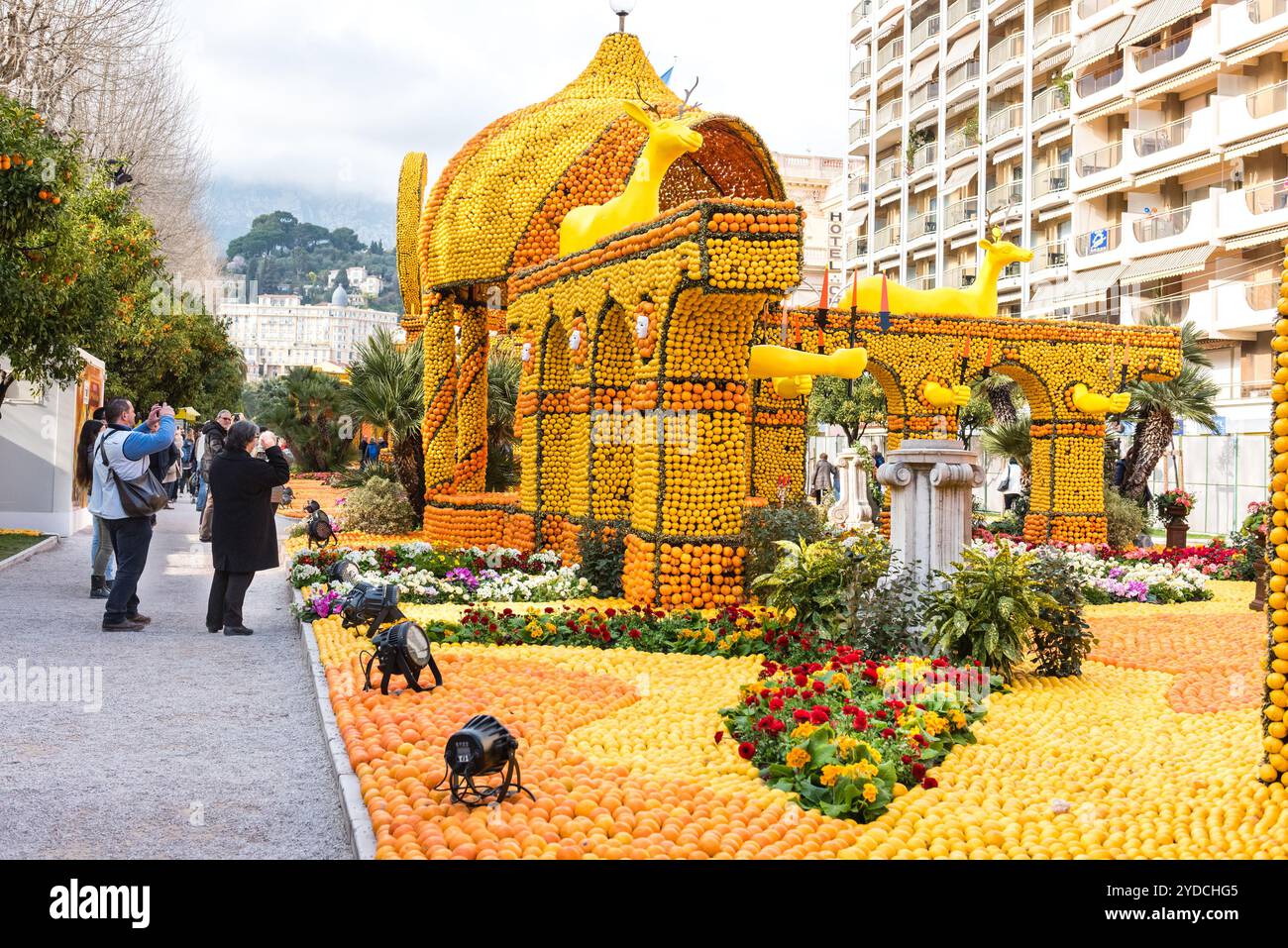 FRANCIA, MENTONE - 18 FEBBRAIO: 84° Festival del limone (Fete du Citron) a Mentone, sulla Costa Azzurra. Enormi costruzioni di agrumi fatte con limoni e Foto Stock