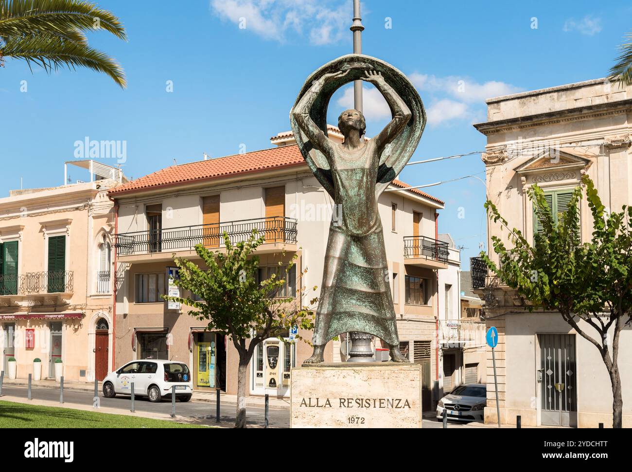 Ispica, Sicilia, Italia - 6 ottobre 2024: Monumento di bronzo alla resistenza nella piazza centrale di Ispica, provincia di Ragusa. Foto Stock