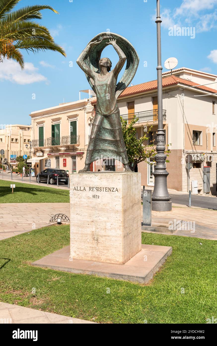 Ispica, Sicilia, Italia - 6 ottobre 2024: Monumento di bronzo alla resistenza nella piazza centrale di Ispica, provincia di Ragusa. Foto Stock