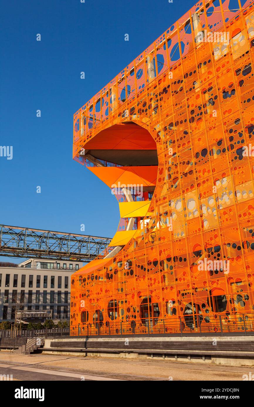 Cubo di design arancione a Confluence Lyon Foto Stock