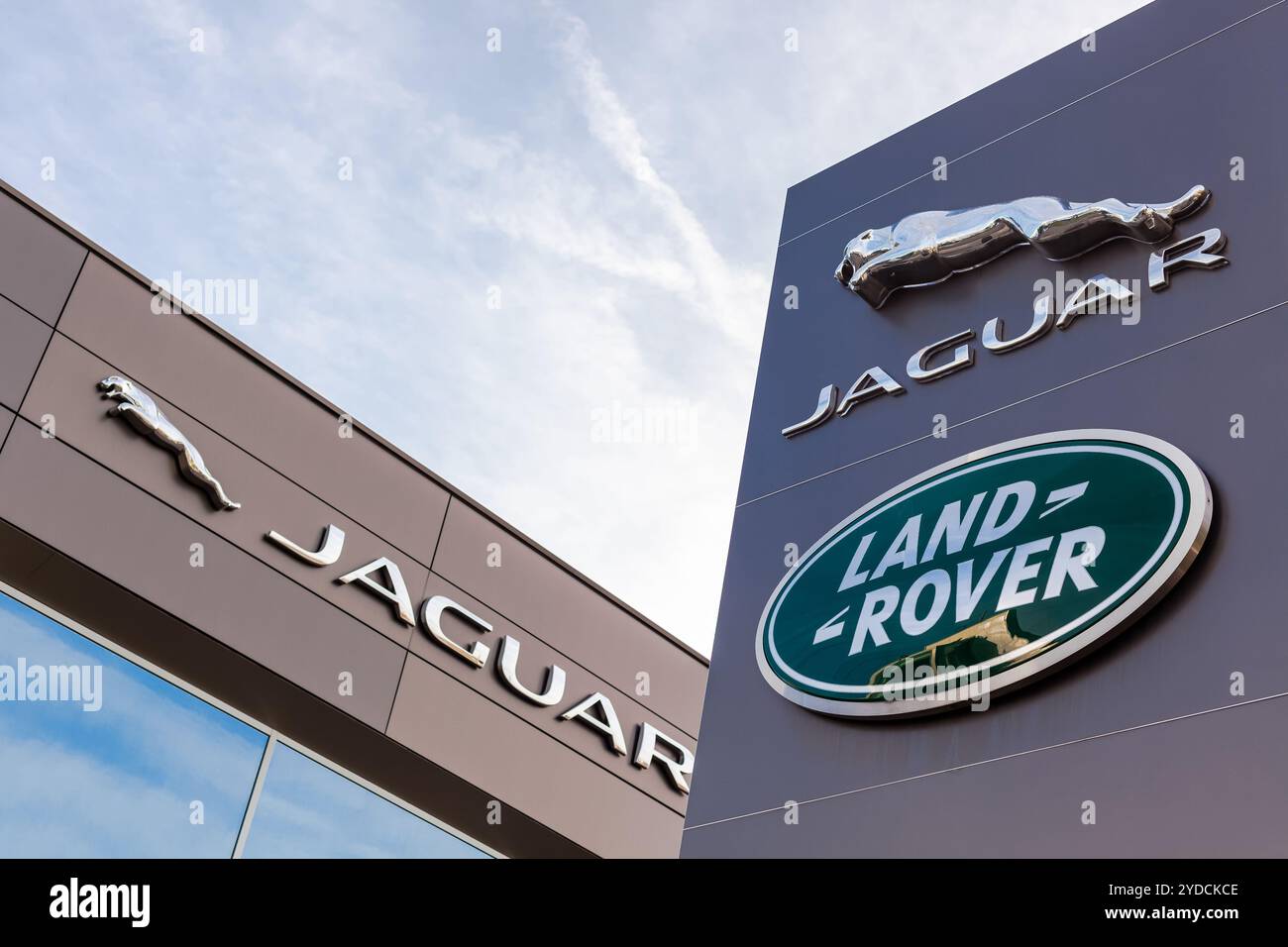Logo del marchio Jaguar Land Rover su sfondo blu Foto Stock
