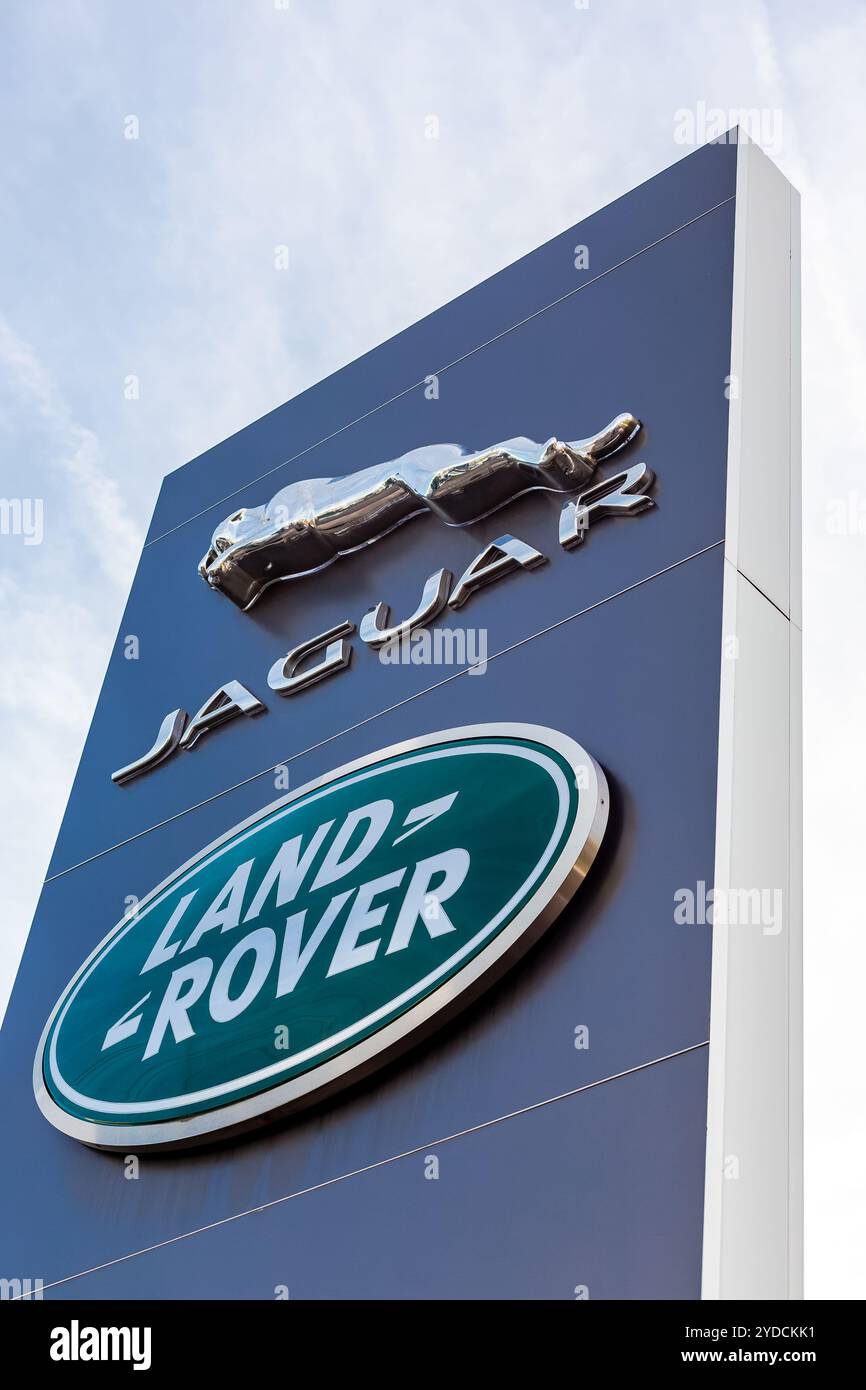 Logo del marchio Jaguar Land Rover su sfondo blu brillante situato nell'edificio della sede del concessionario a Lione, Francia - 23 febbraio 2020 Foto Stock