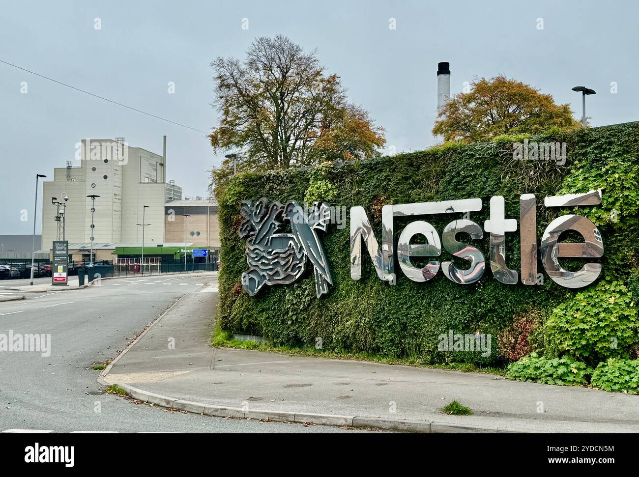 Il simbolo e il logo Nestle fuori dalla fabbrica Nestlé. Foto Stock