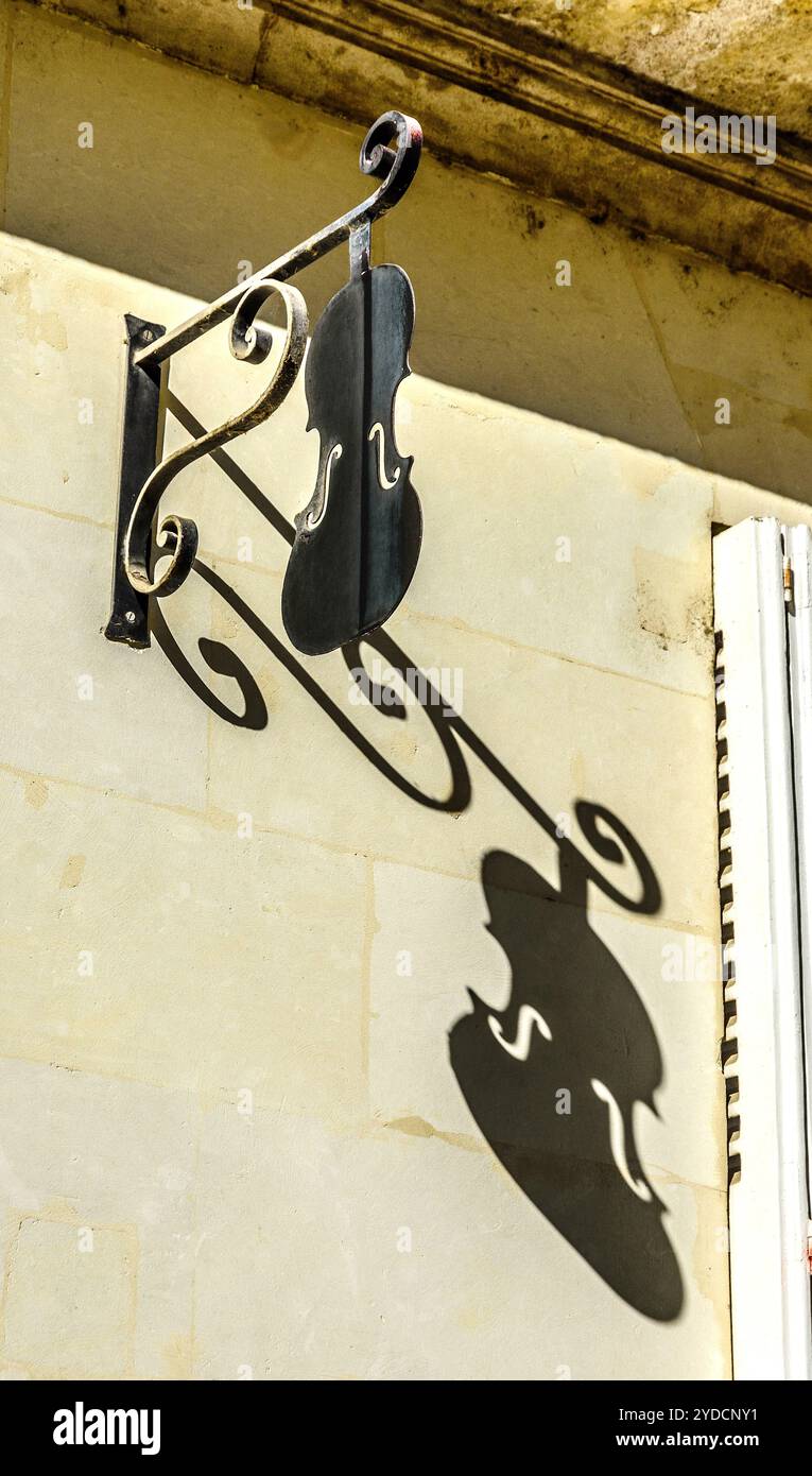 Cartello pubblicitario per liutaio e insegnante di musica ritagliato in metallo - Tours, Indre-et-Loire (37), Francia. Foto Stock