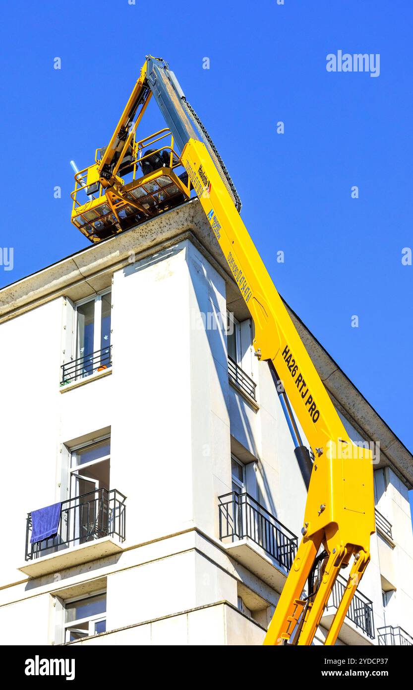 Sollevamento braccio articolato diesel Haulotte HA26 RTJ PRO esteso per lavori sul tetto - Tours, Indre-et-Loire (37), Francia. Foto Stock