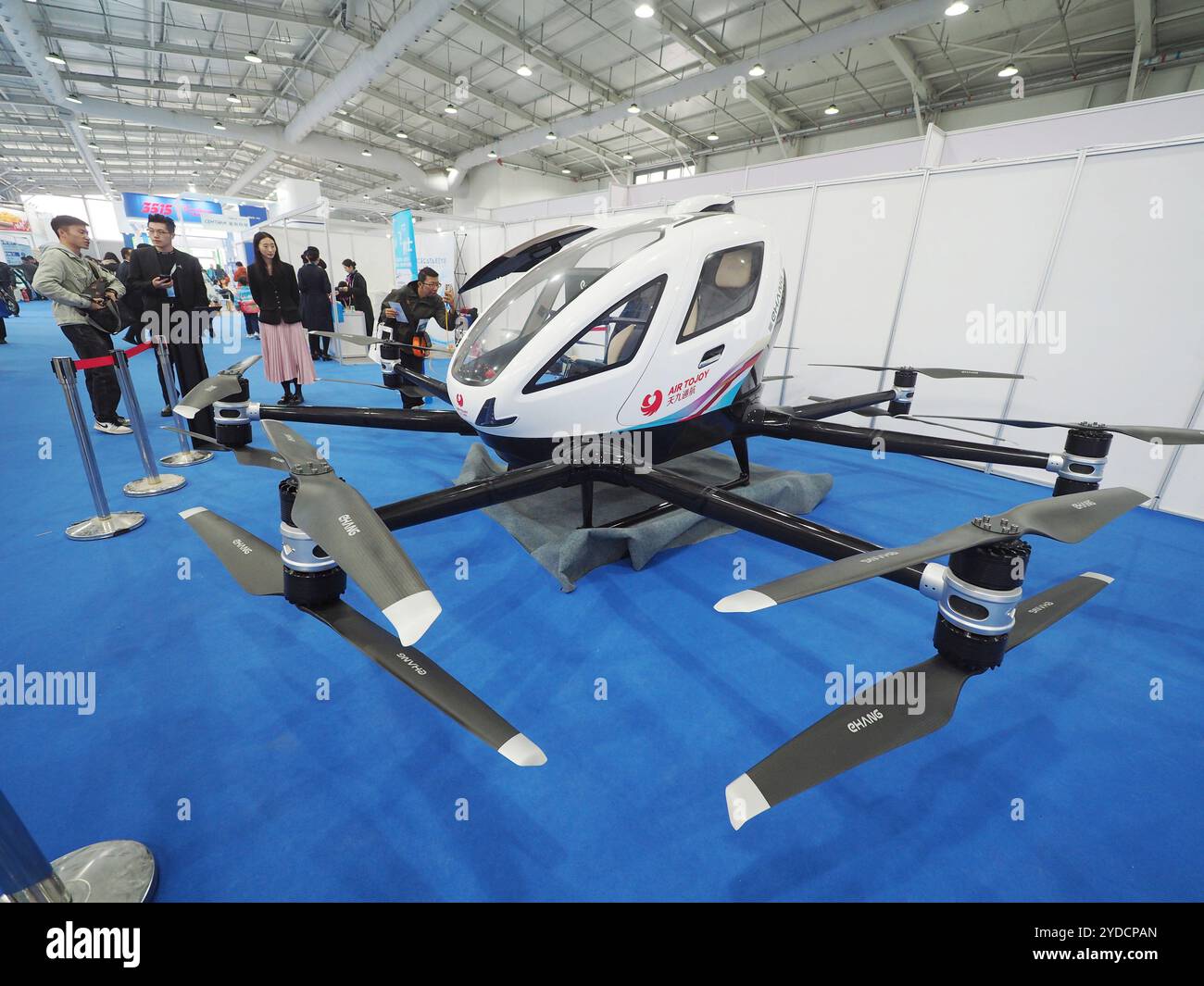 PECHINO, CINA - 26 OTTOBRE 2024 - il pubblico ha visitato il "velivolo elettrico a decollo e atterraggio senza equipaggio" al 2° CATA Aviation Foto Stock