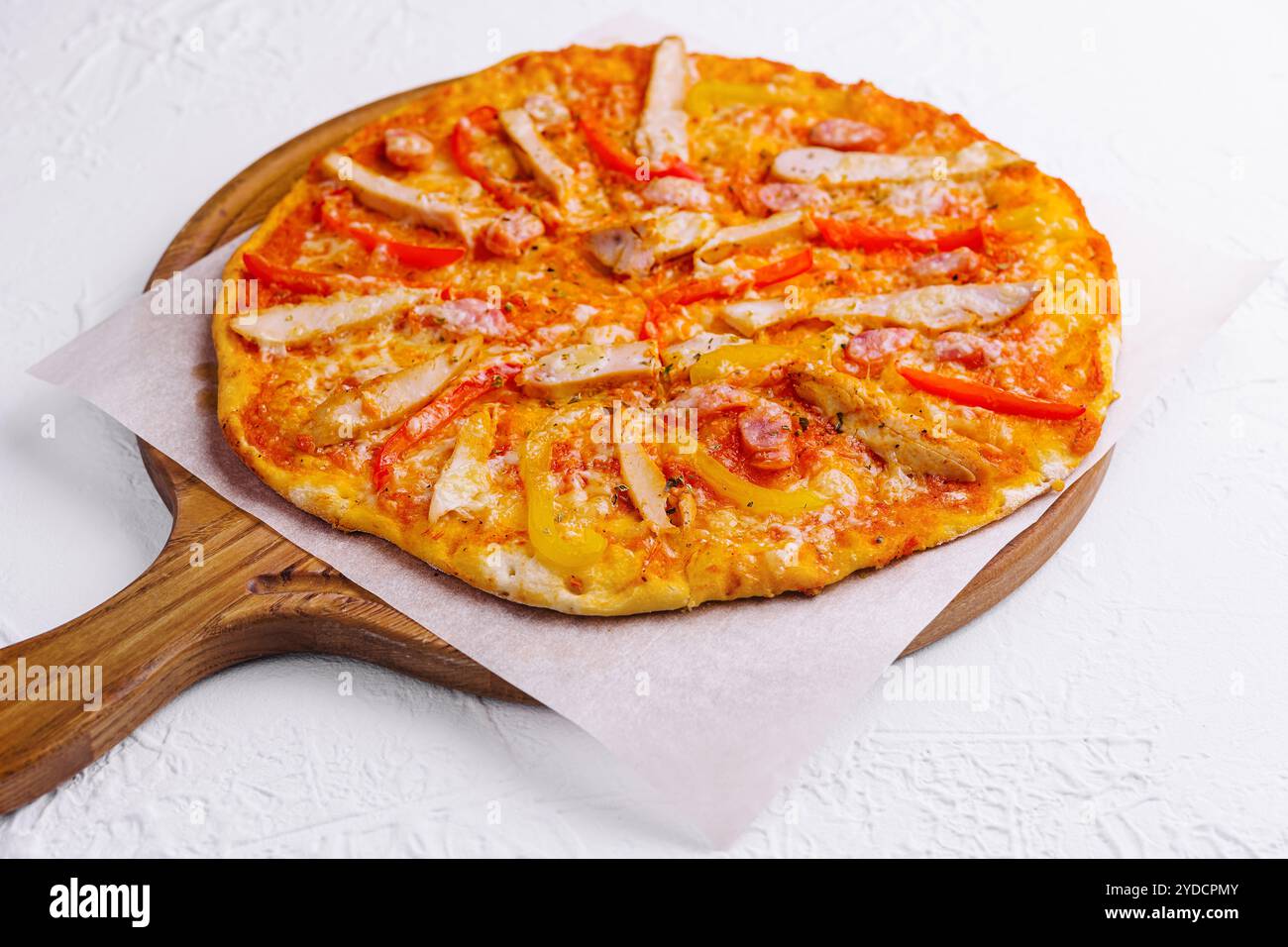Pizza bavarese con salsicce affumicate isolate Foto Stock