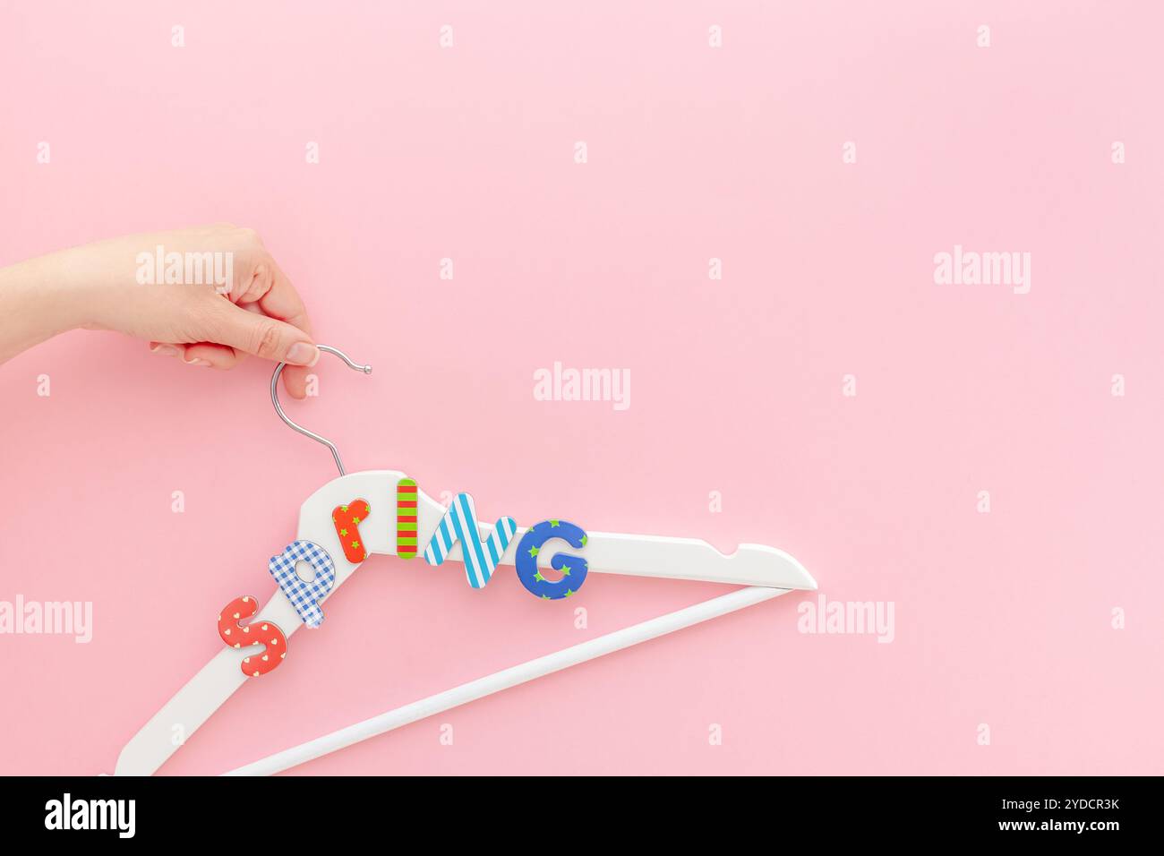 Appendiabiti bianchi con testo di vendita su sfondo rosa Foto Stock