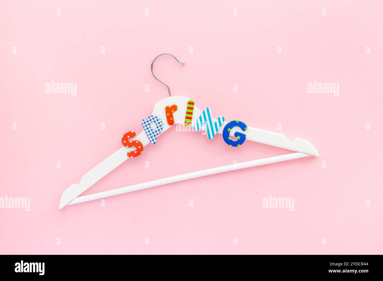 Appendiabiti bianchi con testo di vendita su sfondo rosa Foto Stock