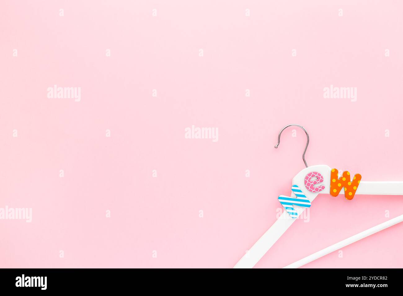 Appendiabiti bianchi con testo di vendita su sfondo rosa Foto Stock