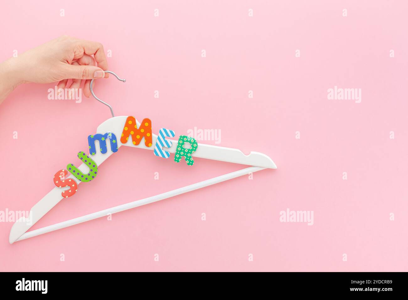 Appendiabiti bianchi con sfondo rosa con testo estivo Foto Stock