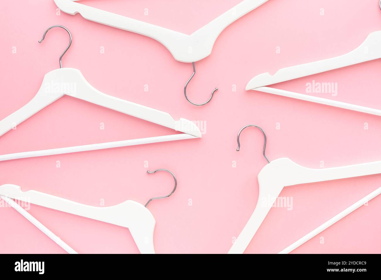 Grucce bianche su sfondo rosa pastello Foto Stock