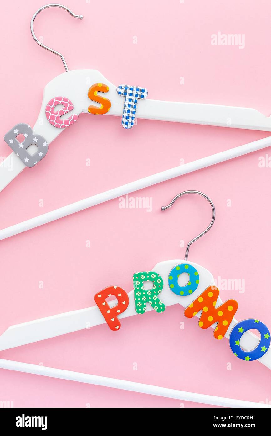 Appendiabiti bianchi con testo di vendita su sfondo rosa Foto Stock