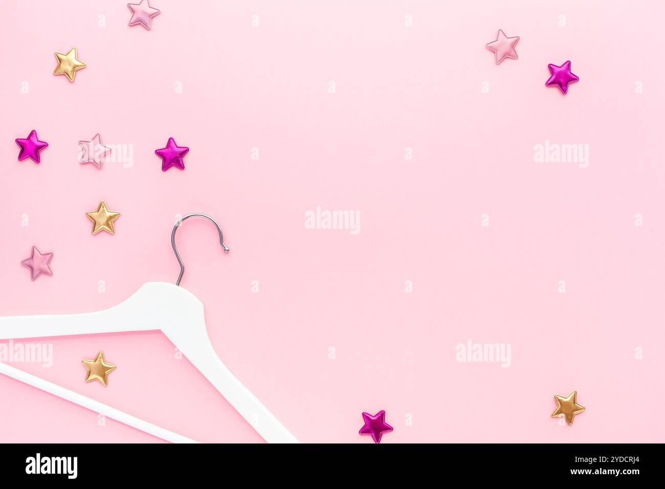 Grucce bianche su sfondo rosa pastello Foto Stock