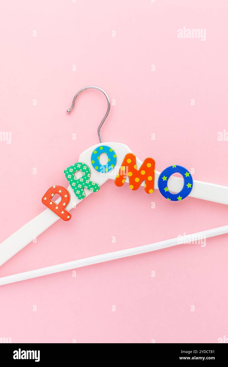 Grucce bianche con testo promozionale su sfondo rosa Foto Stock