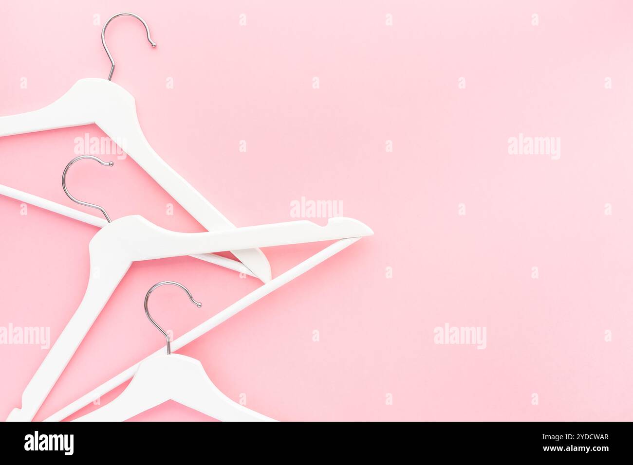 Grucce bianche su sfondo rosa pastello Foto Stock