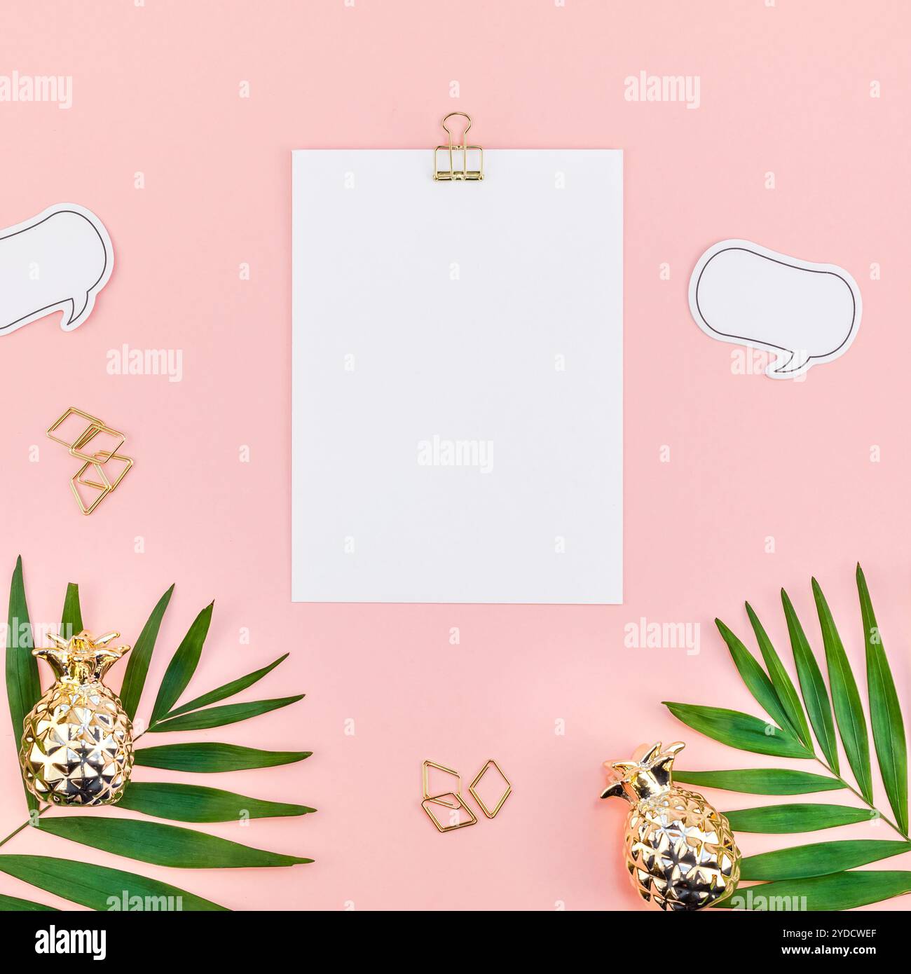 Mock-up con clip board con foglie tropicali verdi Foto Stock
