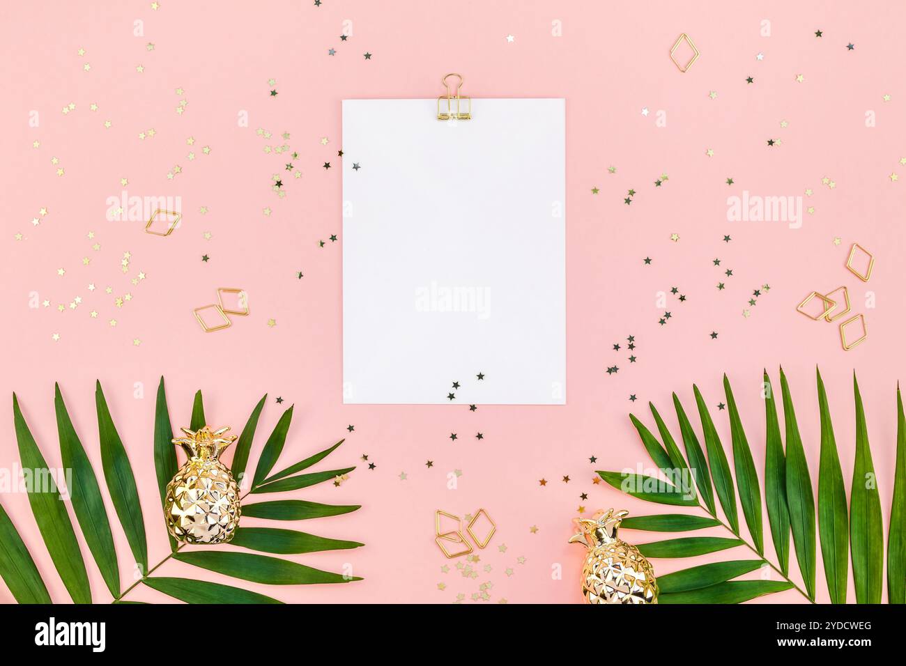 Mock-up con clip board con foglie tropicali verdi Foto Stock
