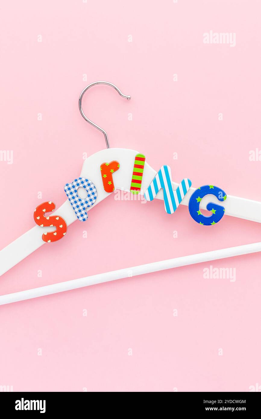 Appendiabiti bianchi con testo di vendita su sfondo rosa Foto Stock