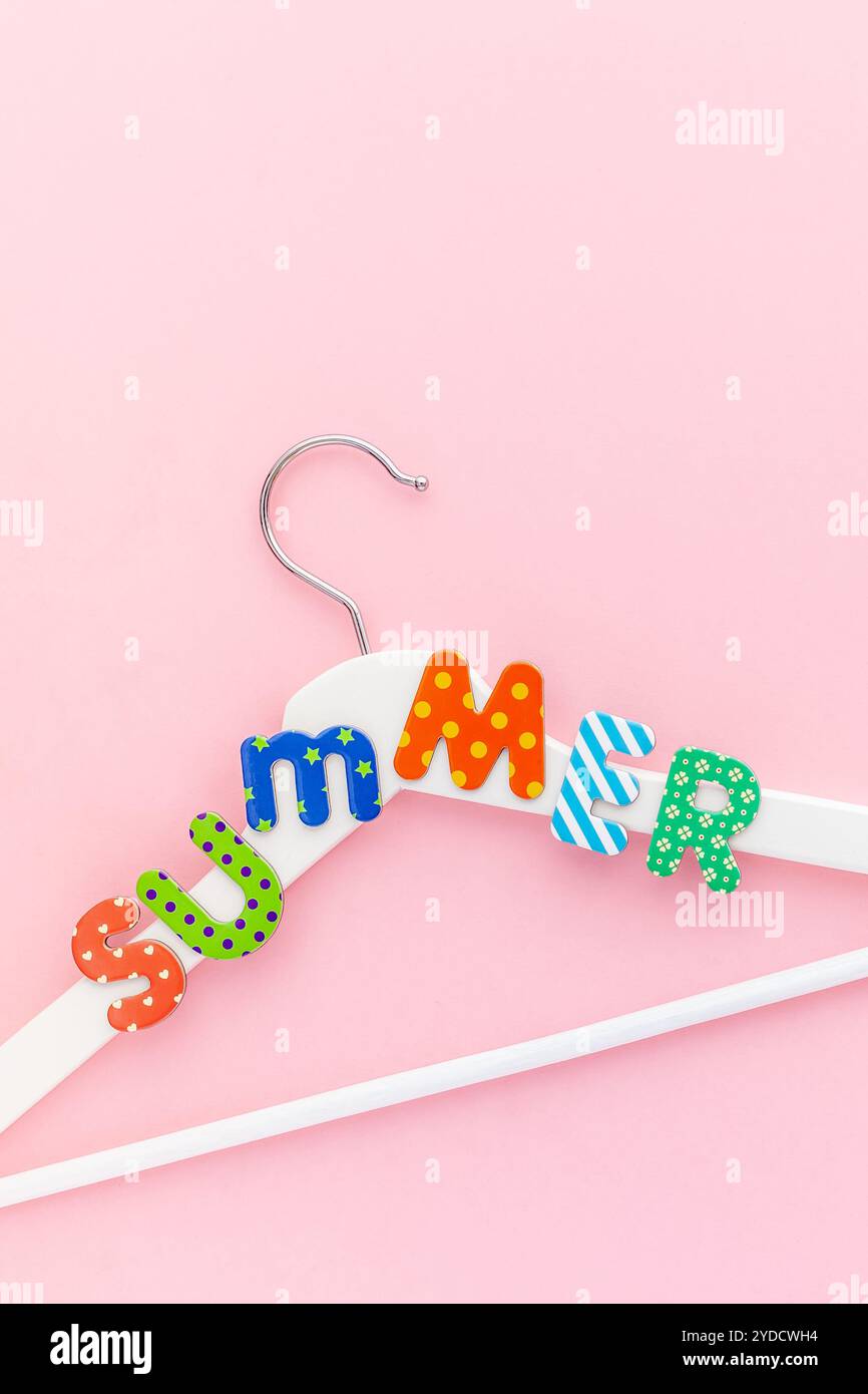 Appendiabiti bianchi con sfondo rosa con testo estivo Foto Stock