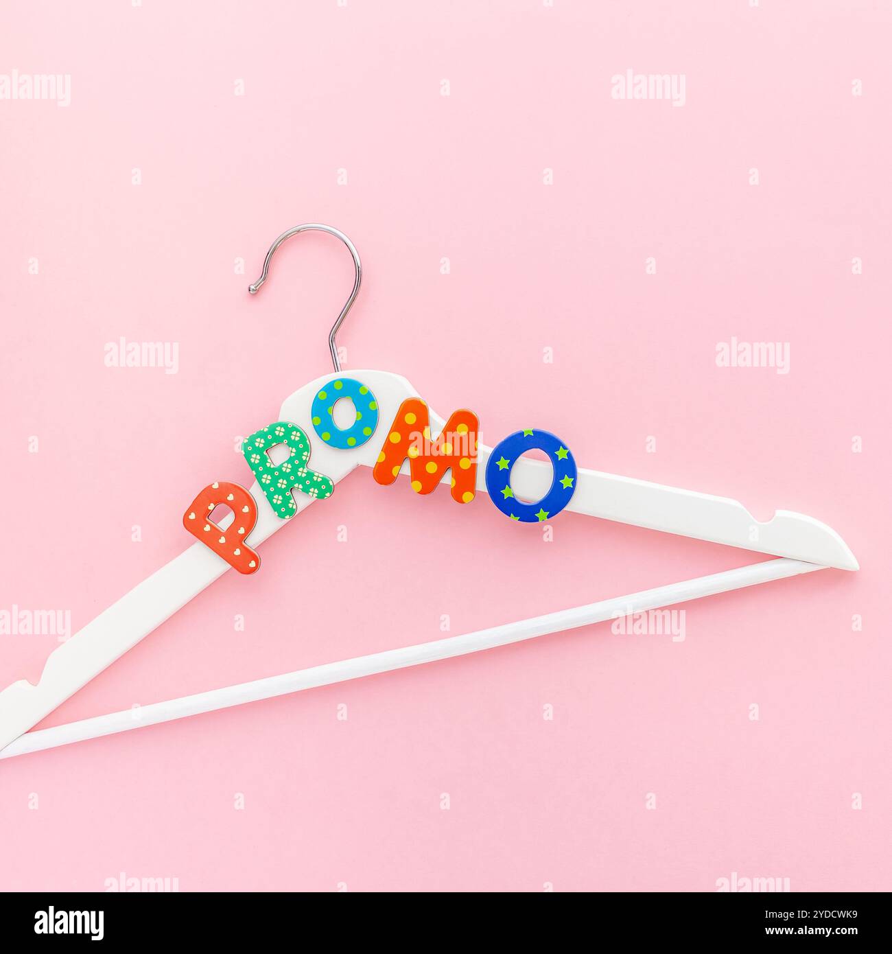 Grucce bianche con testo promozionale su sfondo rosa Foto Stock