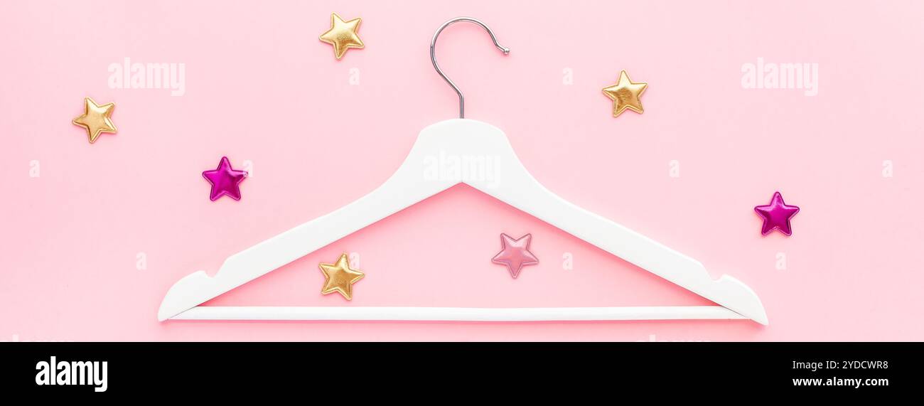 Grucce bianche su sfondo rosa pastello Foto Stock