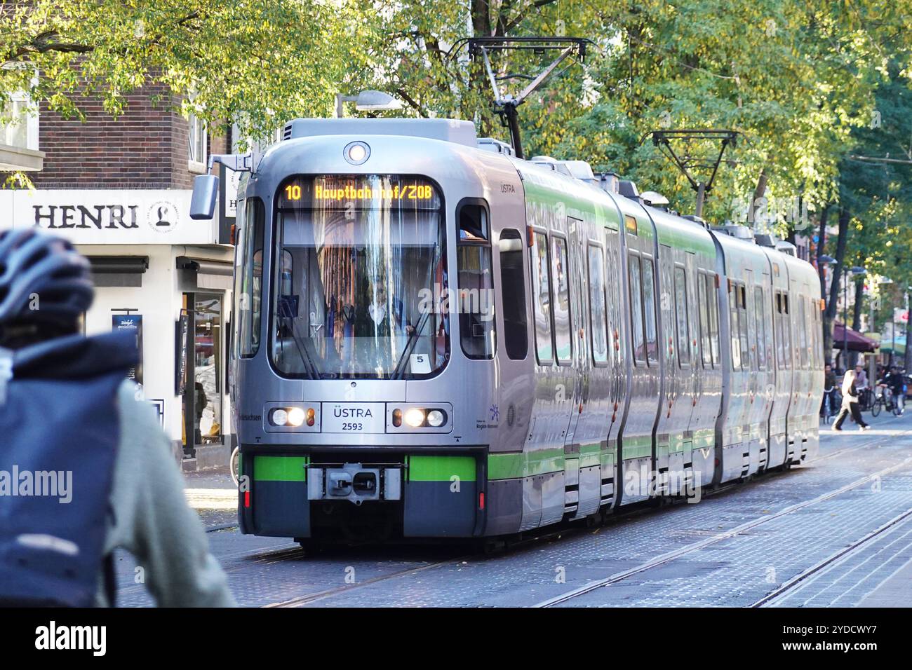 Tram moderno o tram numero 10 che attraversa Limmer fino alla Hauptbahnhof di Hannover, Germania, il 25 ottobre 2024 Foto Stock