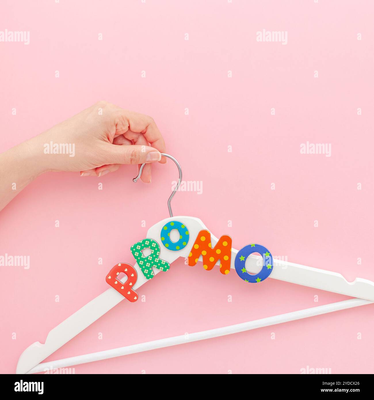 Grucce bianche con testo promozionale su sfondo rosa Foto Stock