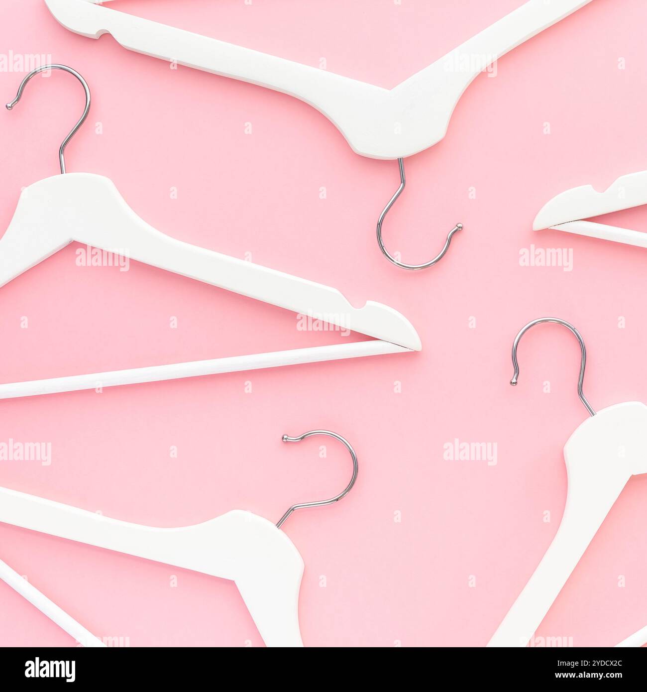 Grucce bianche su sfondo rosa pastello Foto Stock