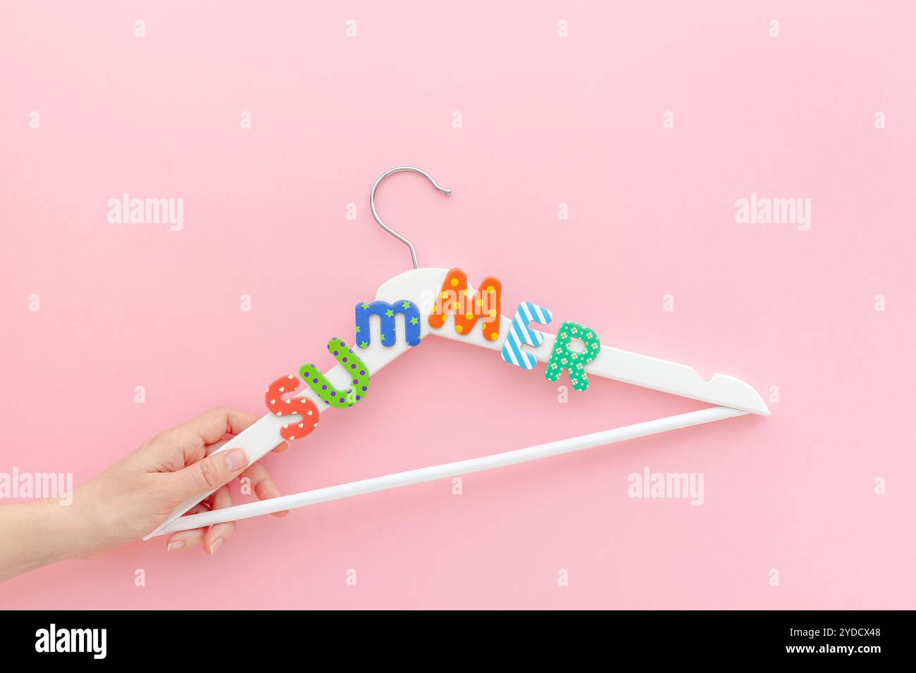 Appendiabiti bianchi con sfondo rosa con testo estivo Foto Stock