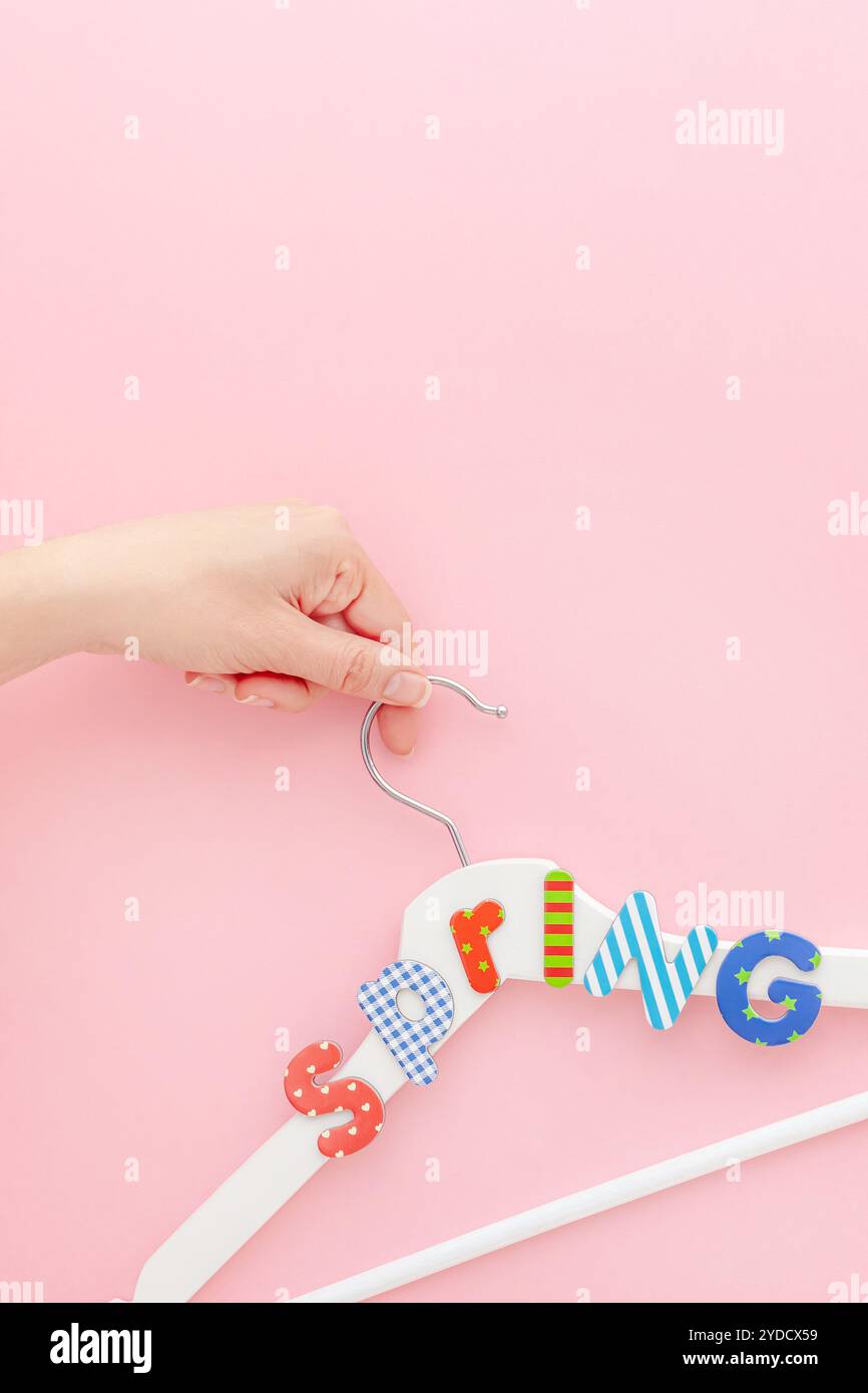 Appendiabiti bianchi con testo di vendita su sfondo rosa Foto Stock