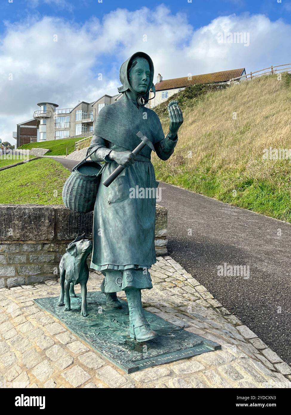 Statua di Mary Anning (collezionista di fossili e paleontologo) a Lyme Regis, Dorset, Inghilterra. - Immagine stock catturata con smartphone
