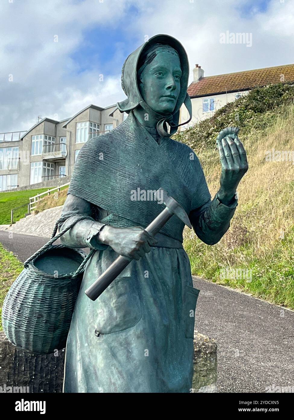 Statua di Mary Anning (collezionista di fossili e paleontologo) a Lyme Regis, Dorset, Inghilterra. - Immagine stock catturata con smartphone