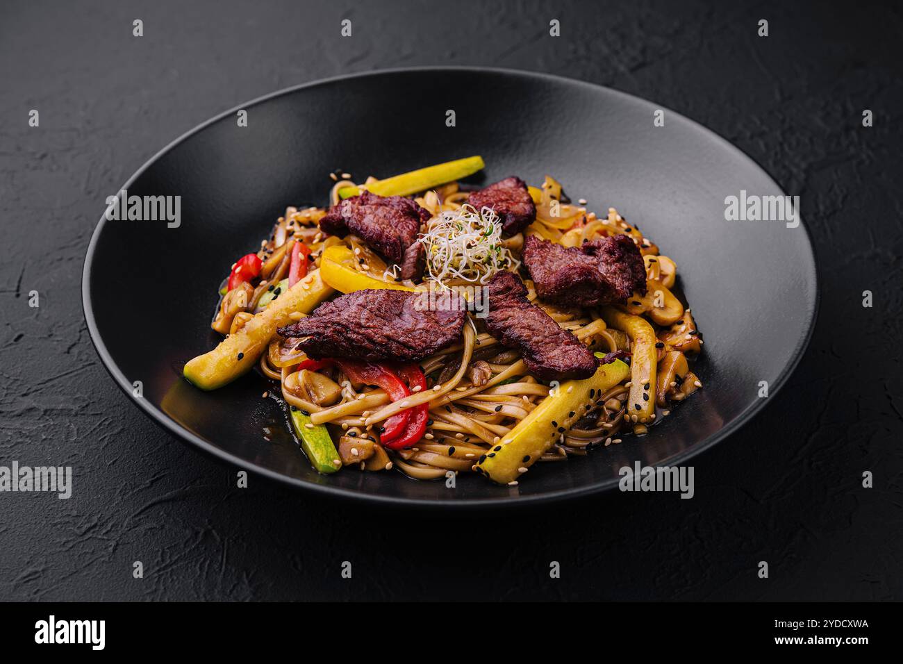 Spaghetti cinesi con anatra arrosto e verdure fritte Foto Stock