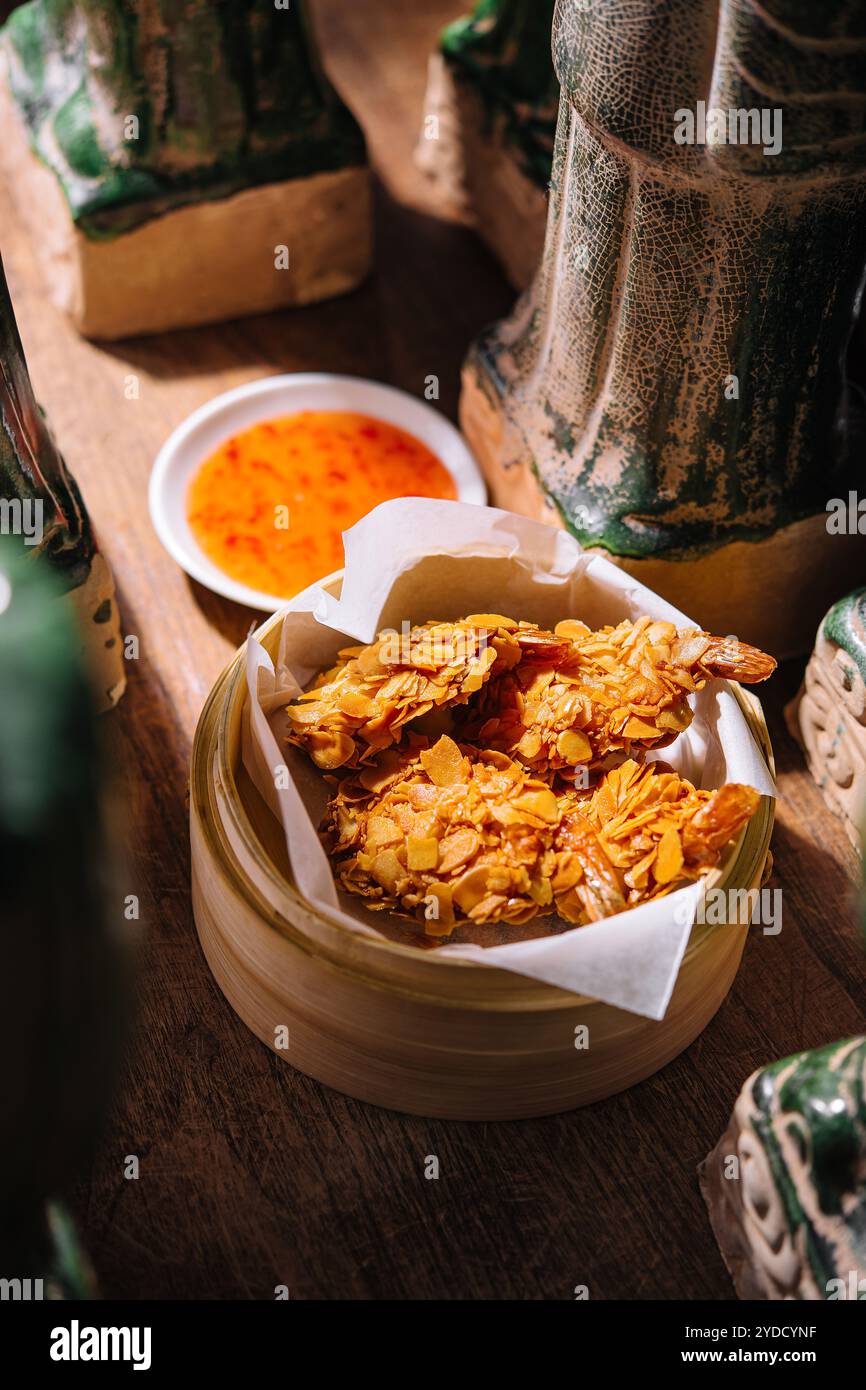 Tempura croccante di gamberi e salsa dolce e piccante Foto Stock